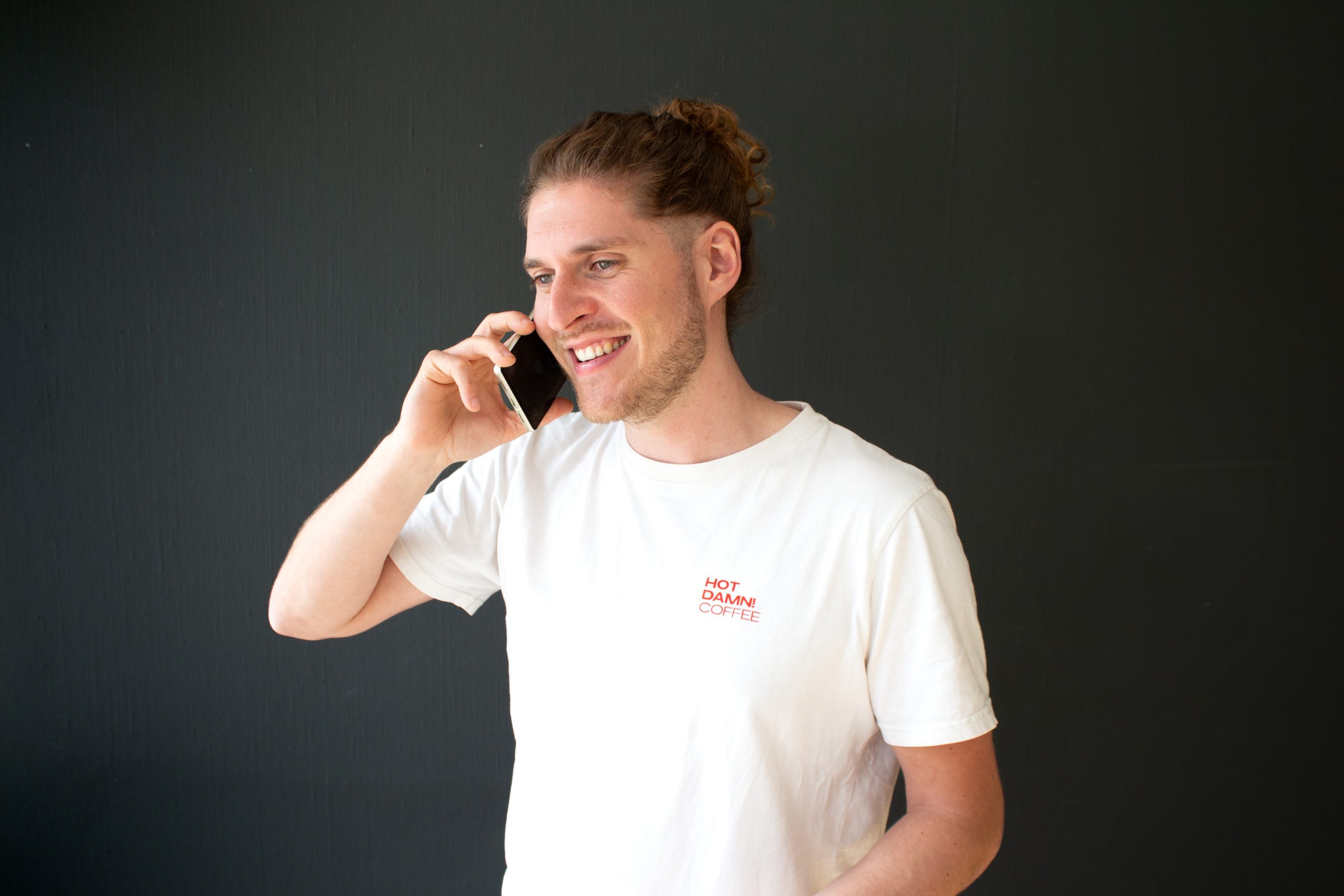 Kontaktbild von Tim der telefoniert.